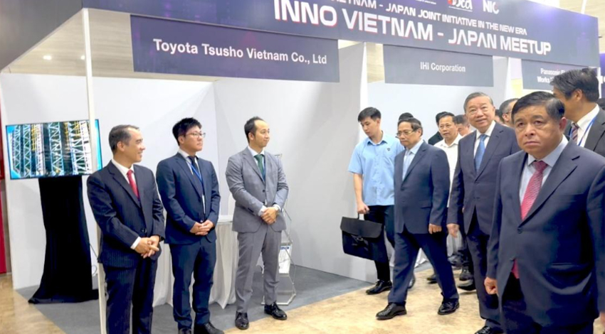 VIP tour (from center to the right Prime Minister Mr. Phạm Minh Chính, General Secretary Mr. Tô Lâm,
Deputy Prime Minister Mr. Nguyễn Chí Dũng)